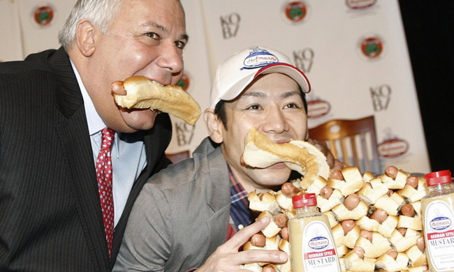 Kobayashi – người được mệnh danh là “thần ăn hot dog”